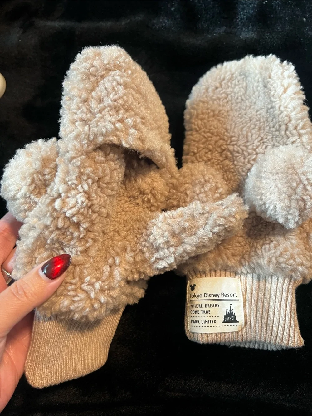 Tokyo Disneyland park limited Beige Sherpa Mickey Ear Mittens
